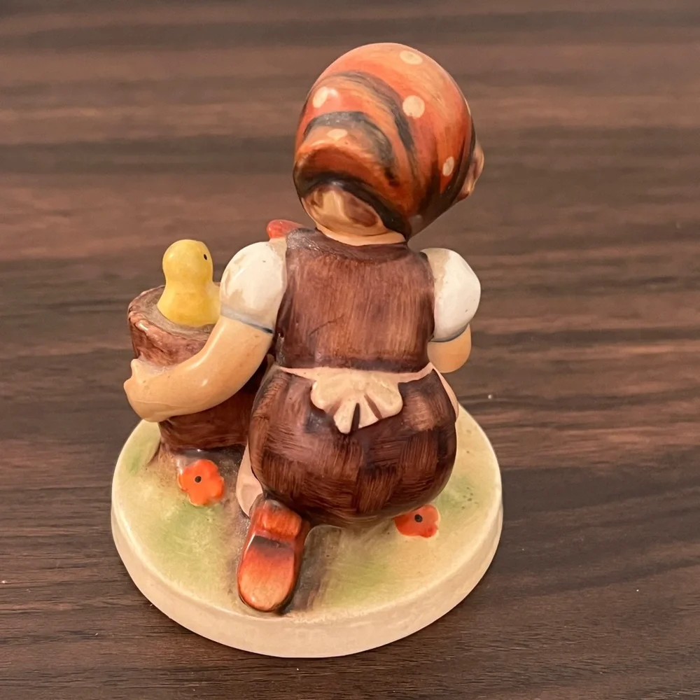 Charming‎ Figurine, chick girl with Chicks